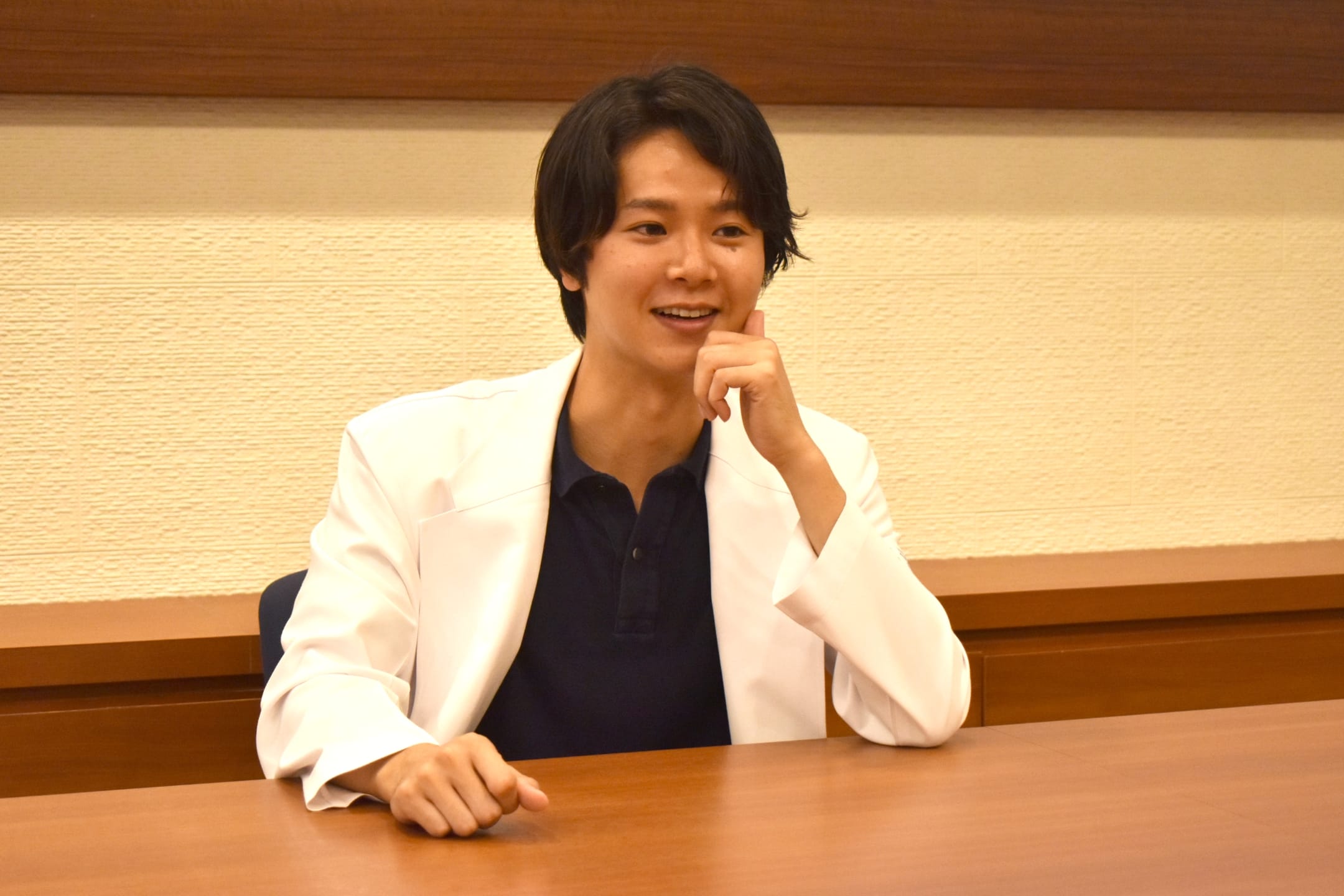 インタビューを受ける坂本達也先生