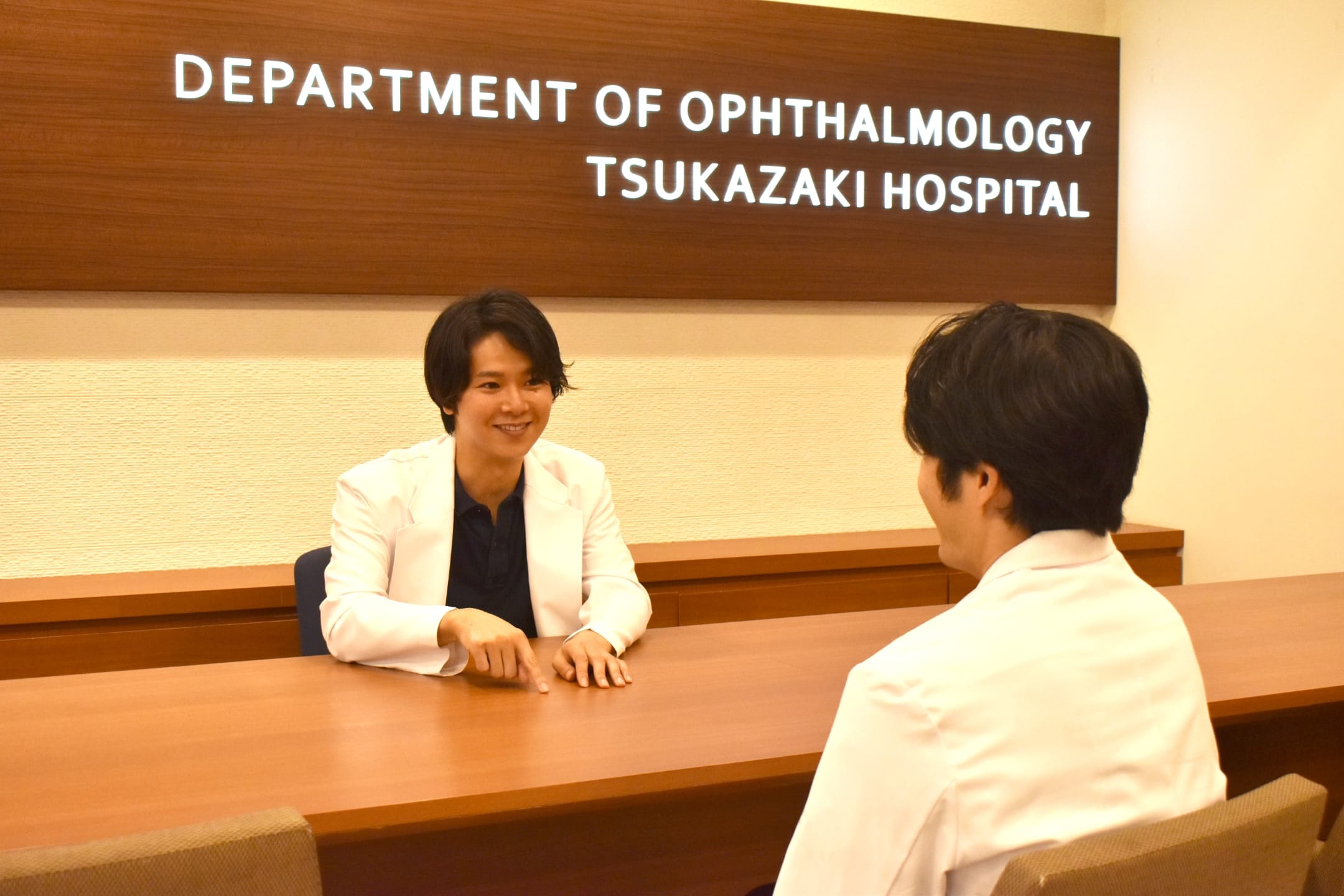 インタビューを受ける坂本達也先生と聞き手の三好さん