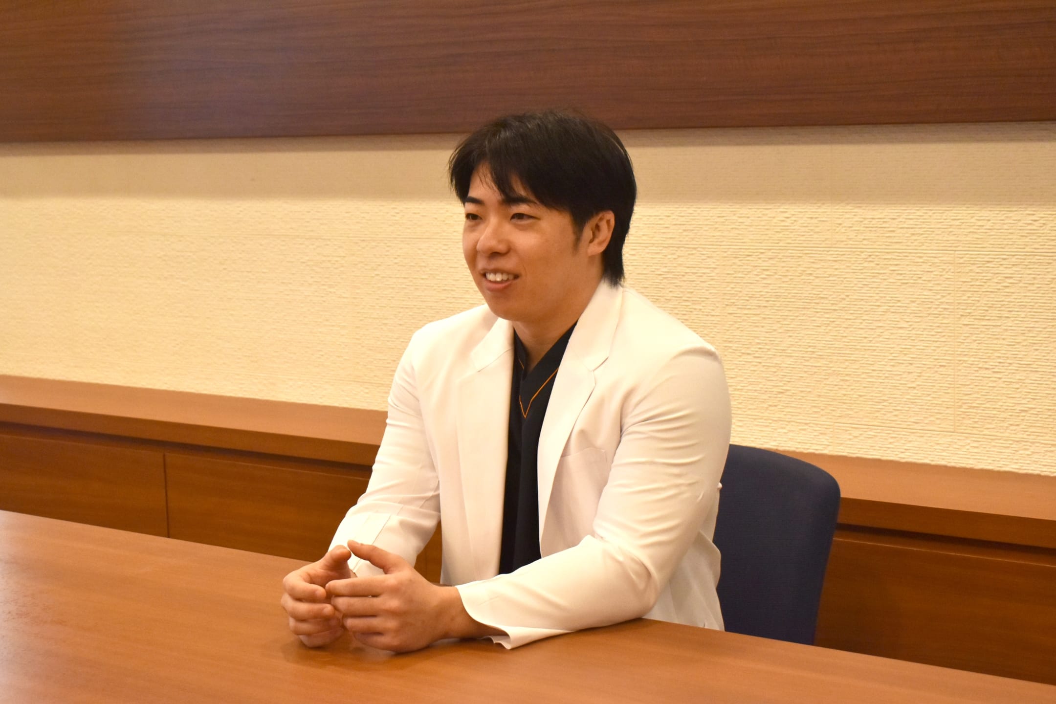 インタビューを受ける前田朋之先生