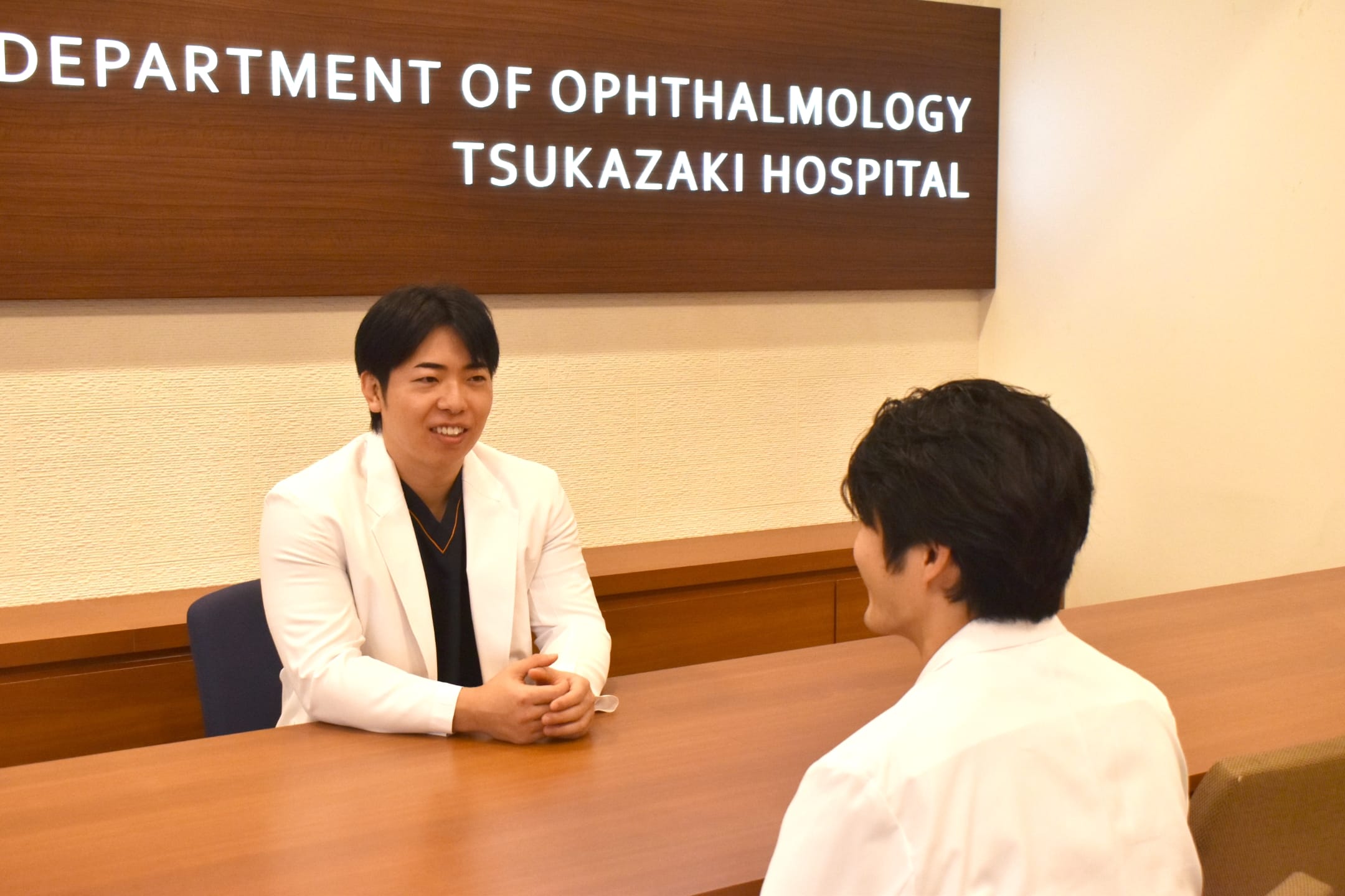 インタビューを受ける前田朋之先生と聞き手の三好さん